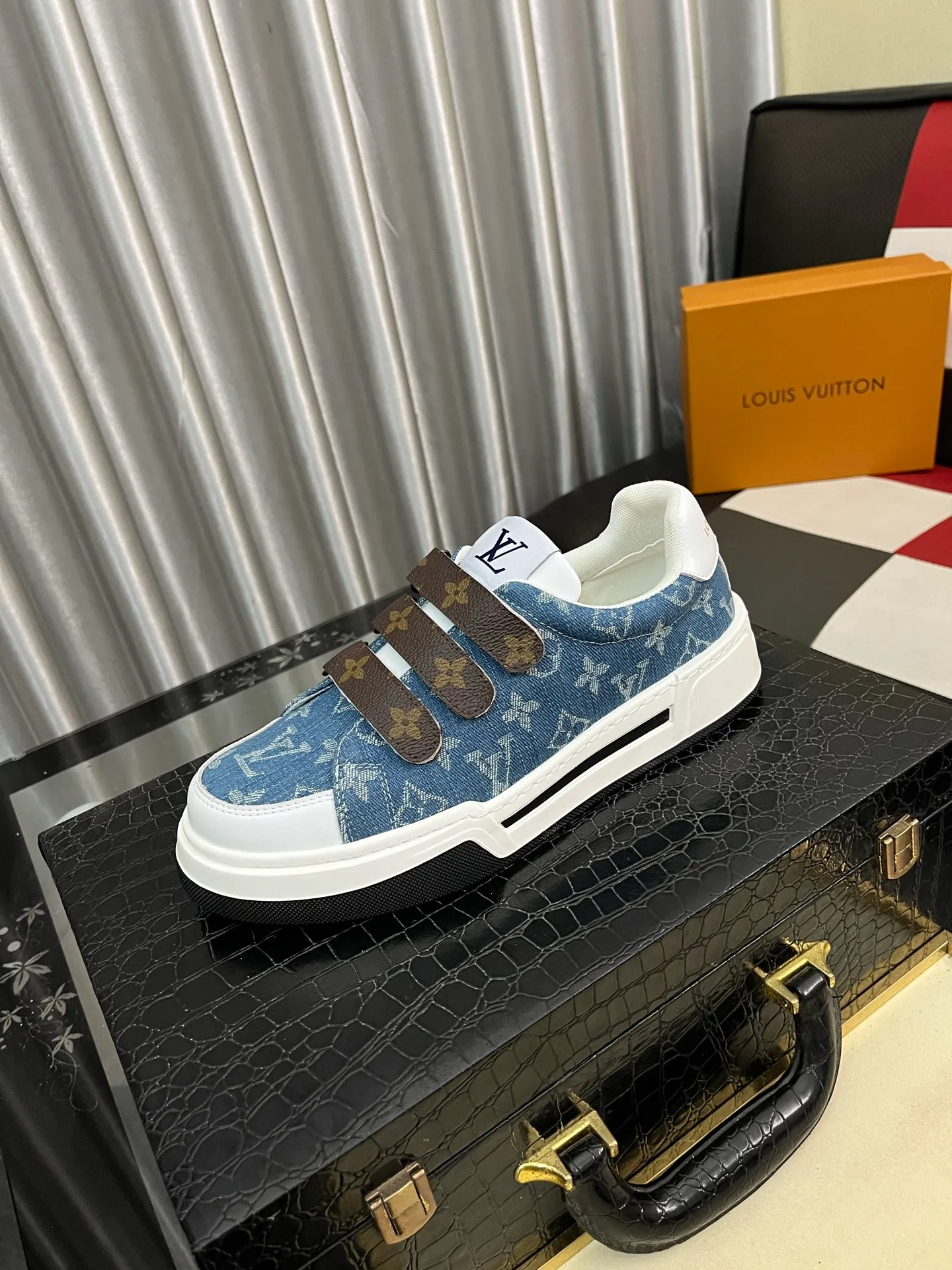 Men's Men's Shoes 💰420⌚️⌚️🇮🇹🇮🇹LV Louis Vuitton. The latest trendy casual shoes are popular in physical stores in sizes 38-44. New spring and summer comfortable imported custom original cowhide, unique jacquard fabric element design. Paired with sheepskin lining, Lv original bottom, [taiyang][taiyang] high-end packaging and high quality💪Details determine the quality, you can enter and leave the counter at will, welcome to compare🇮🇹